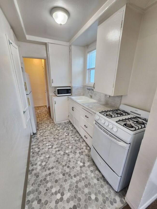 Building Photo - Charming 1bdr cottage with huge yard and garage!