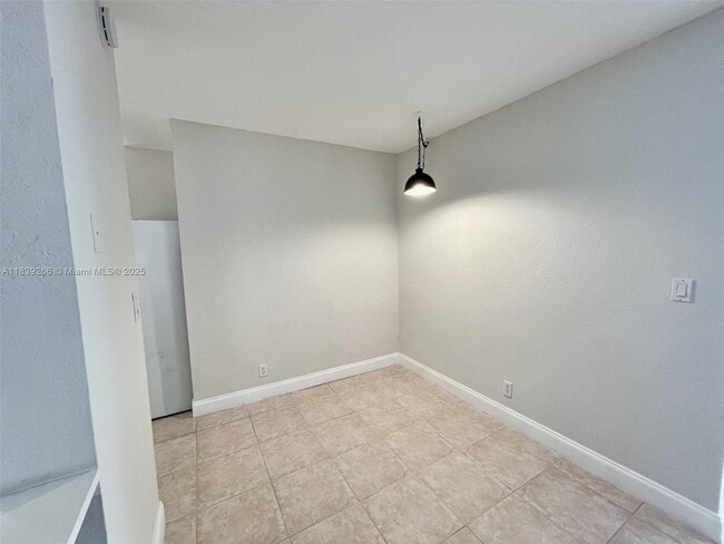 Building Photo - 2624 Riverside Dr