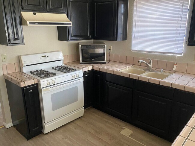 Building Photo - 3 Bedroom 2 Bathroom Home!