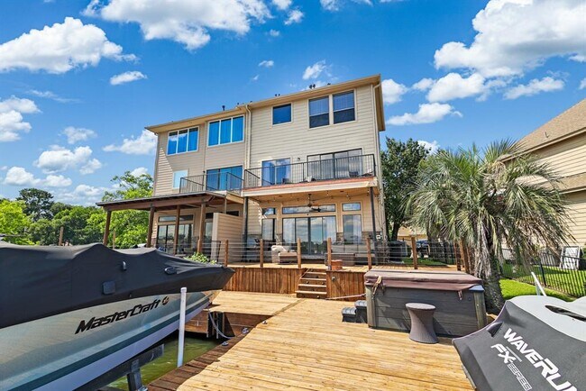 Building Photo - 325 Old Aqua W Lndg