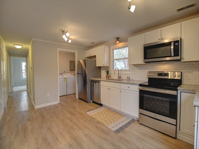 Building Photo - 3 bedroom ranch home with fenced yard!