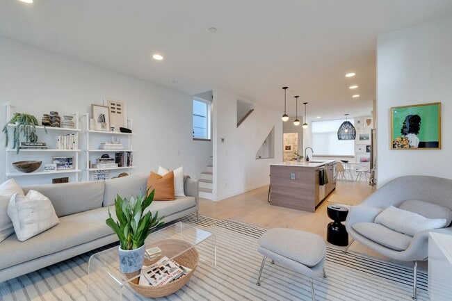 Building Photo - Modern stylish Madison Valley home