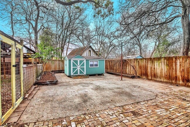 Building Photo - 809 E Riverside Dr