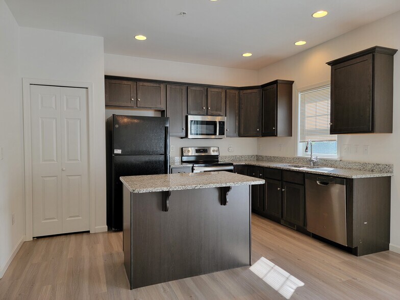 Building Photo - 10 Glenbrook Ct