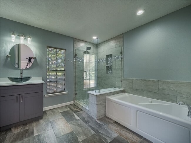 Building Photo - 2722 Carmel Woods Dr