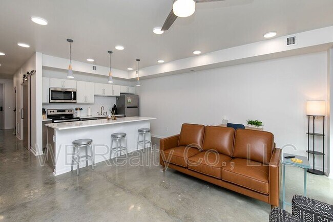 Building Photo - 315 5th St