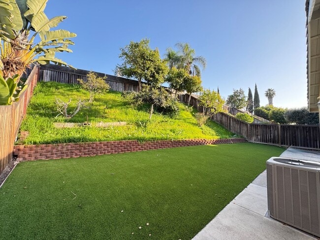 Building Photo - Beautifully Maintained 4Bd/2Ba Home w/Large Back Yard and Fruit Trees!