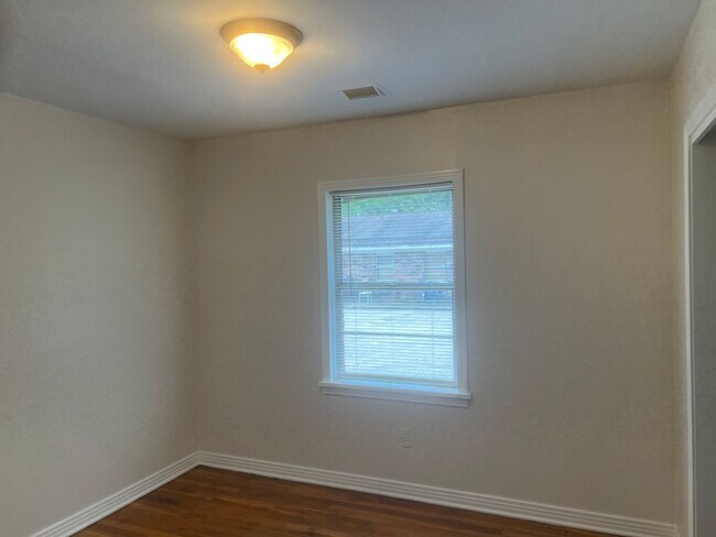 Building Photo - 3 Bed 1 Bath Home