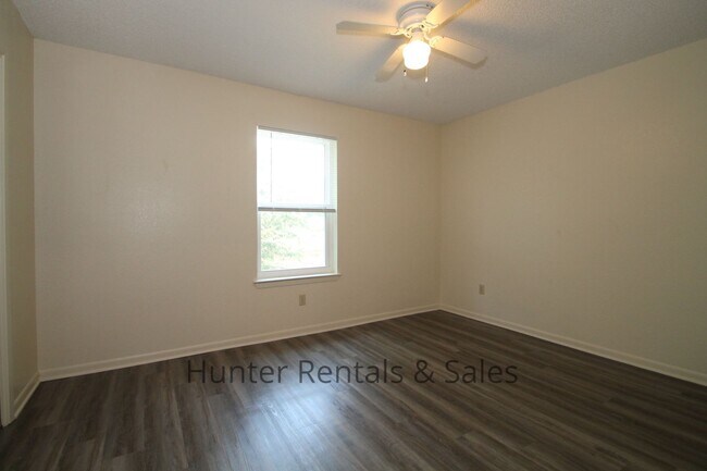 Building Photo - 3704 Hereford Ln