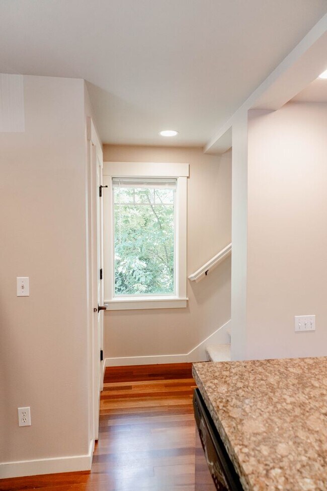 Building Photo - Beautiful townhouse 3 beds 2.5 baths and g...