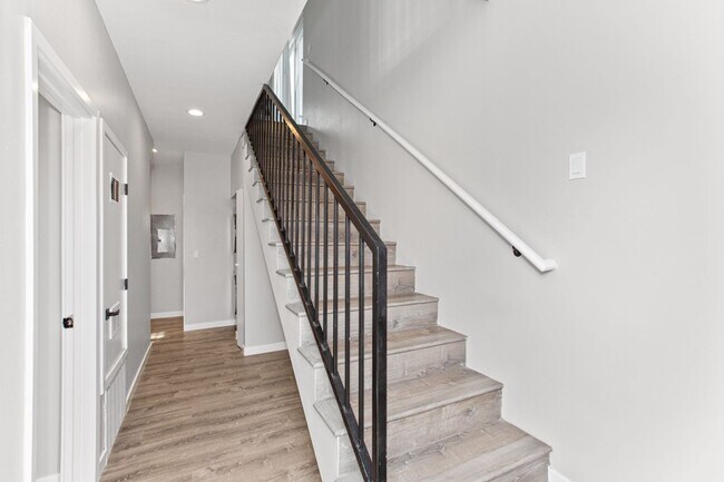 Building Photo - Private balcony + private patio!