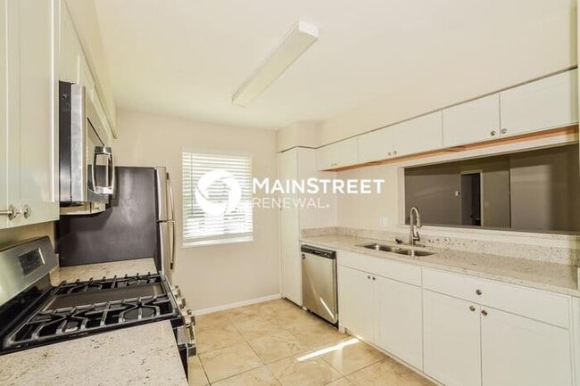 Building Photo - 3 Bedroom Pet-Friendly Home in Apopka, FL with Main Street Renewal