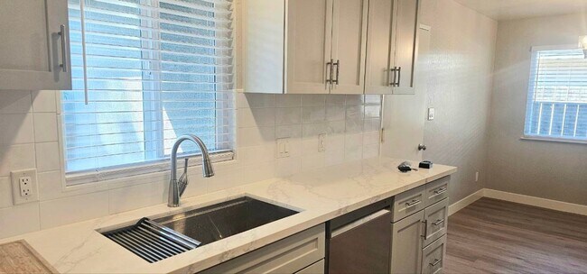 Building Photo - Stylish, Spacious & Super Inviting!