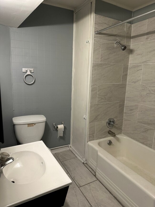 Building Photo - Newly Renovated! Spacious Rooms! W/D! Bonu...