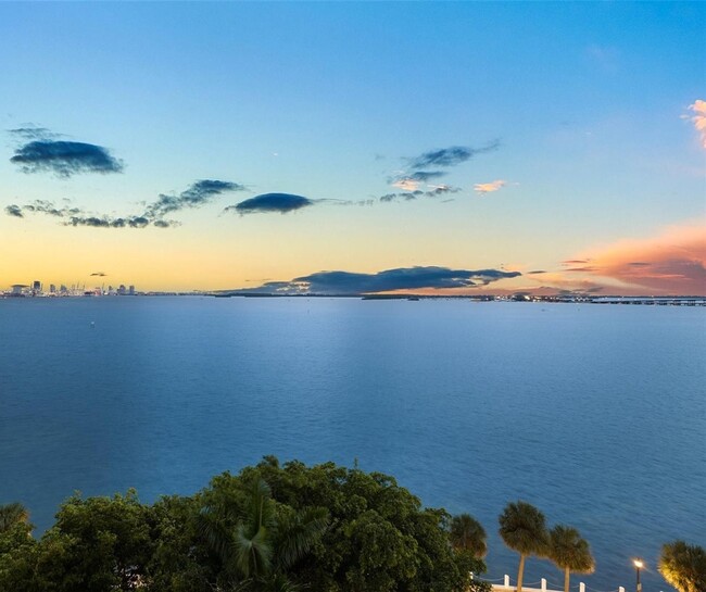 Building Photo - 1420 Brickell Bay Dr