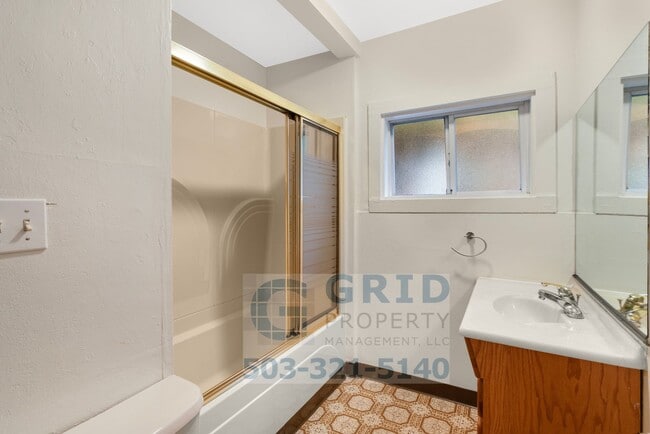 Building Photo - Spacious 4 Bedroom Single Family Home- South East Portland