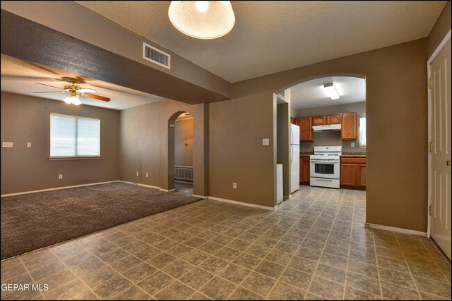 Building Photo - 3404 Blue Earth Ln