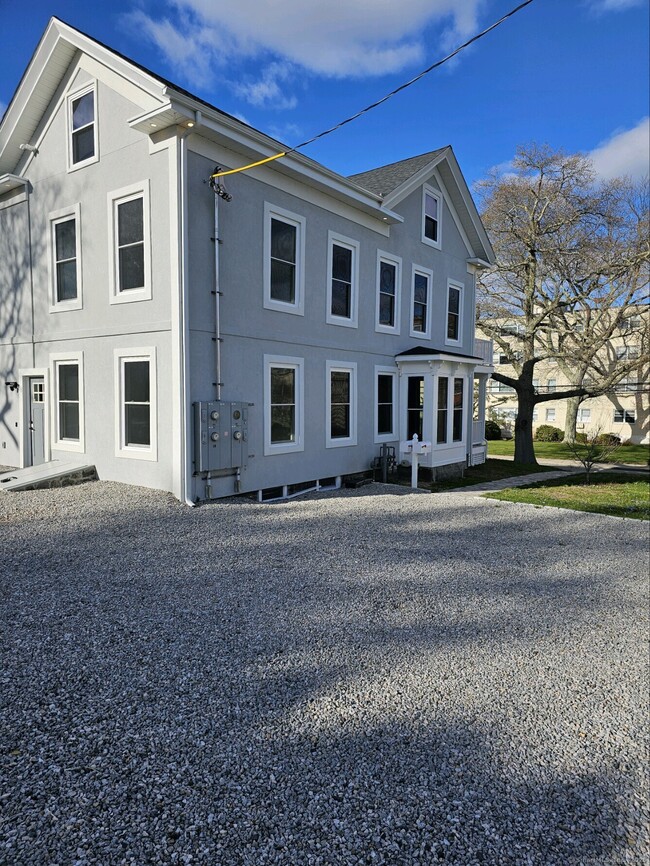 Building Photo - 281 Pequot Ave