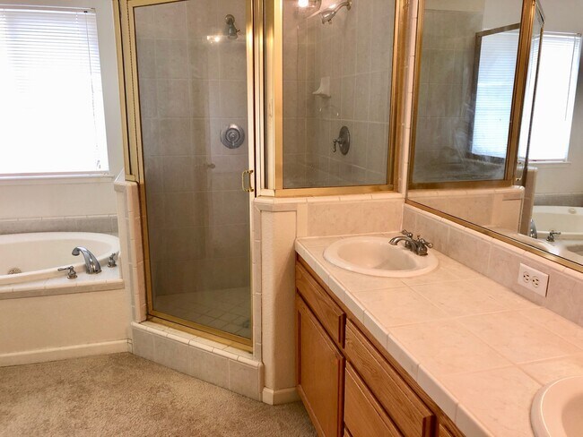 Building Photo - $2,595 Bullard & Polk, 4 Bedroom Home - W. Roberts Ave, Fresno