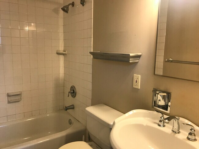 Building Photo - 801 Willard St