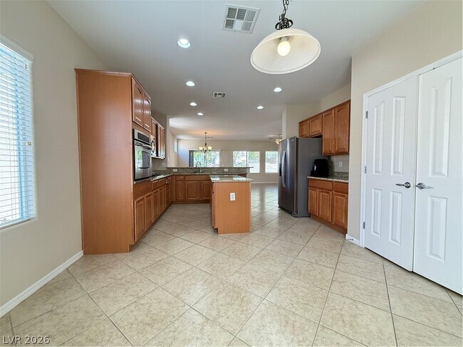 Building Photo - 2240 Shadow Canyon Dr