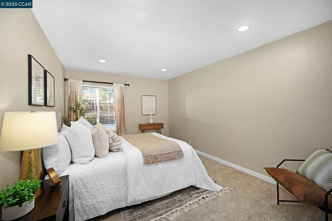 Building Photo - 557 Alameda Dr
