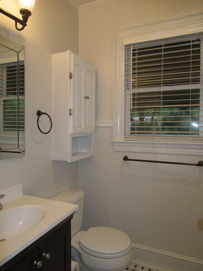 Building Photo - Lovely 2br bungalow with screened porch an...
