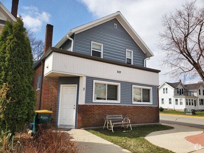 Building Photo - 203 S Main St