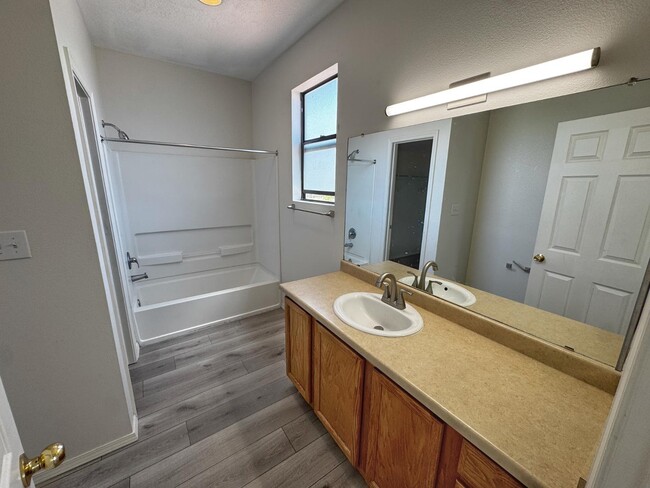 Building Photo - 1105 Meadowlark Way SE