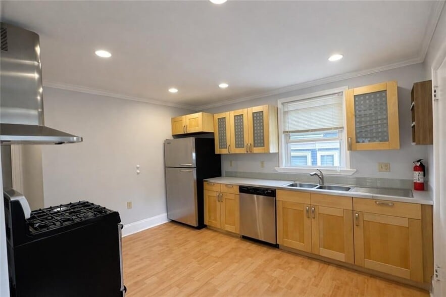 Building Photo - 739 Rock St