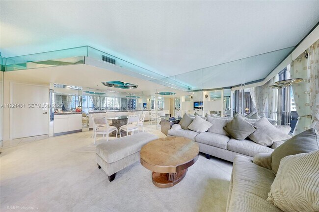 Building Photo - 520 Brickell Key Dr