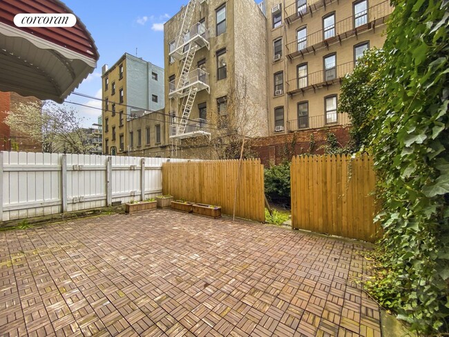 Building Photo - 523 W 49th St