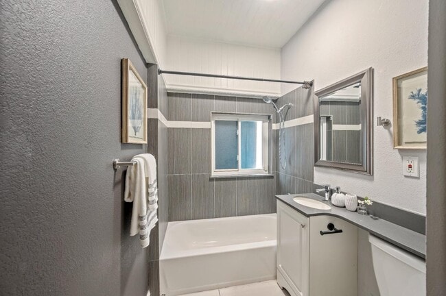 Building Photo - 6900 Thornhill Dr