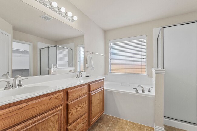 Building Photo - Gorgeous 3 Bedroom 2 Bathroom Home in North Garland!