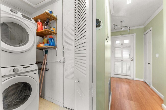 Building Photo - 8000 Lagos De Campo Blvd