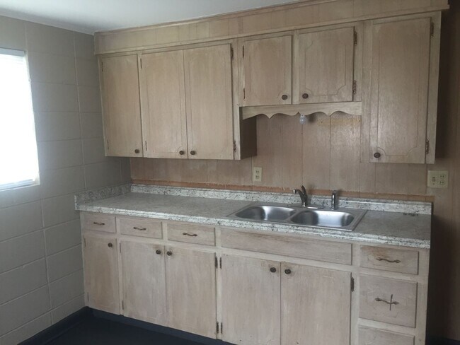 Building Photo - LARGE Spacious 5 bedroom 3 bathroom House