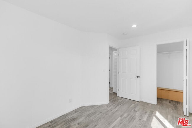 Building Photo - 7309 N Wilbur Ave