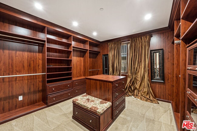 Building Photo - 305 N Palm Dr