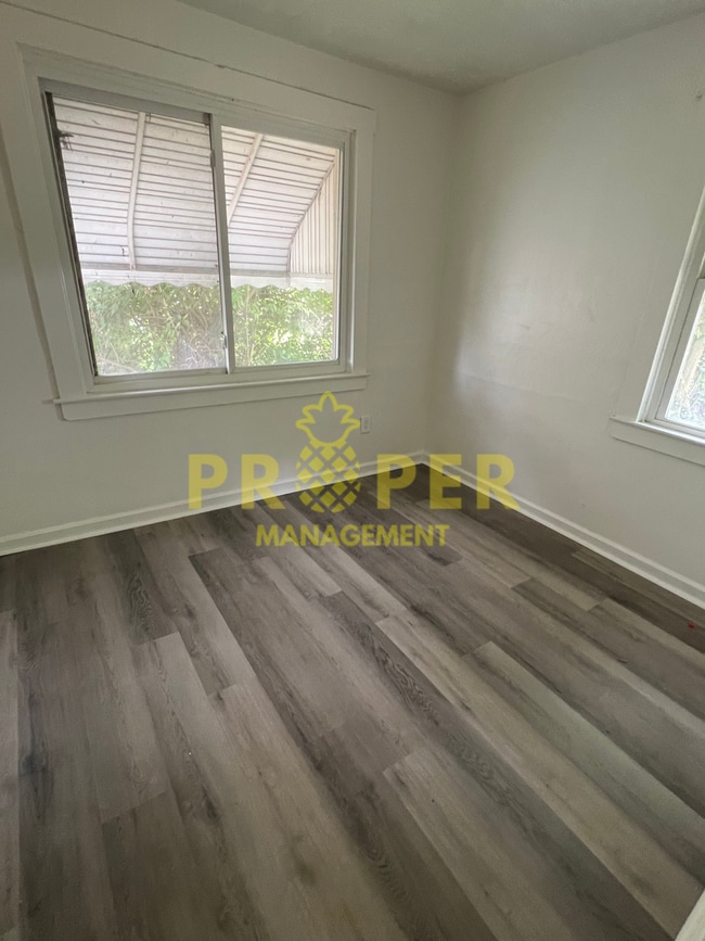 Building Photo - 3 bedrooms 1 bathroom house