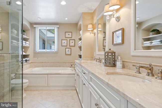 Building Photo - 4 Brettagne