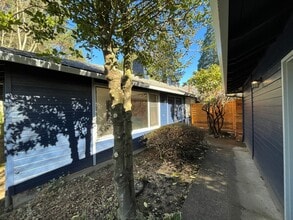 Building Photo - Beautiful 2 Bed, 1 Bath Duplex in SW Portland! Enjoy Private Yard, Spacious Floorplan in a Great ...