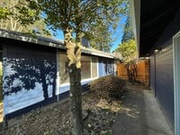 Building Photo - Beautiful 2 Bed, 1 Bath Duplex in SW Portland! Enjoy Private Yard, Spacious Floorplan in a Great ...