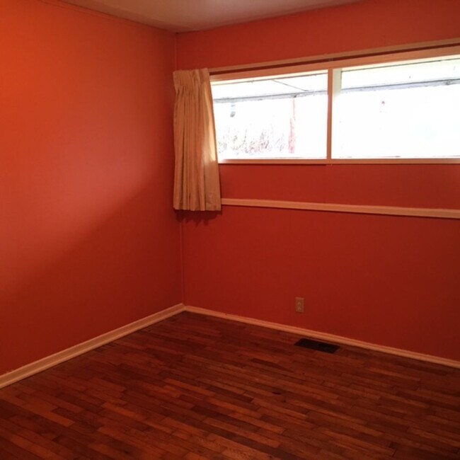 Building Photo - 3+ Bdrm in Quiet Neighborhood w/Lots of Natural Light