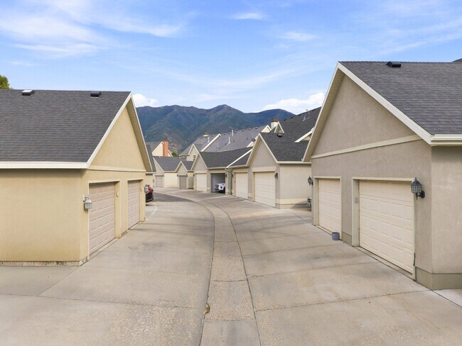 Building Photo - 2071 W Crescent Row