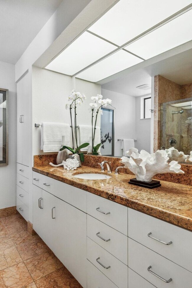 Building Photo - Elegant 2BR Condo with Golf Course Views i...