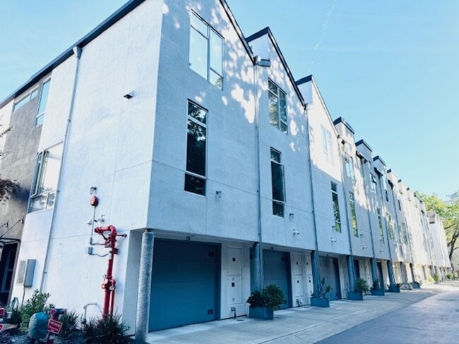 Building Photo - Wonderful Try-level condo near Pleasant Hill Bart-Iron Horse Ln. Walnut Creek