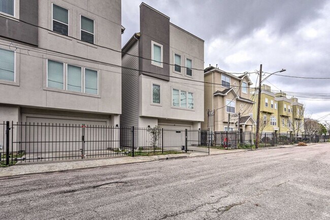 Building Photo - 2107 Stuart St