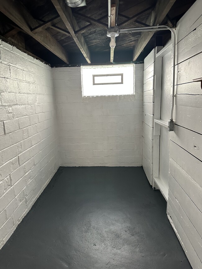 Building Photo - Two bedroom upper duplex
