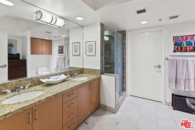 Building Photo - 13700 Marina Pointe Dr