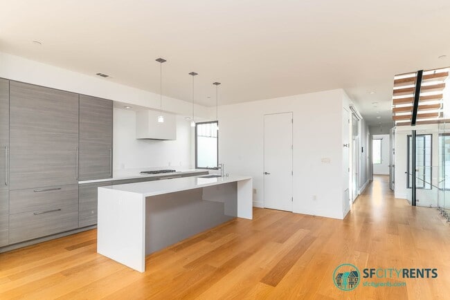 Building Photo - Marina: Remodeled Light-Filled Top-Floor Marina Condo with Private Roof Deck